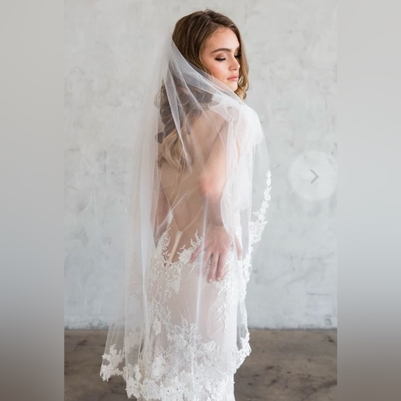 BRIDES AND HAIRPINS
Floral Lace Tulle Fingertip Veil Ivory Retail $235 NIB - Picture 3 of 15